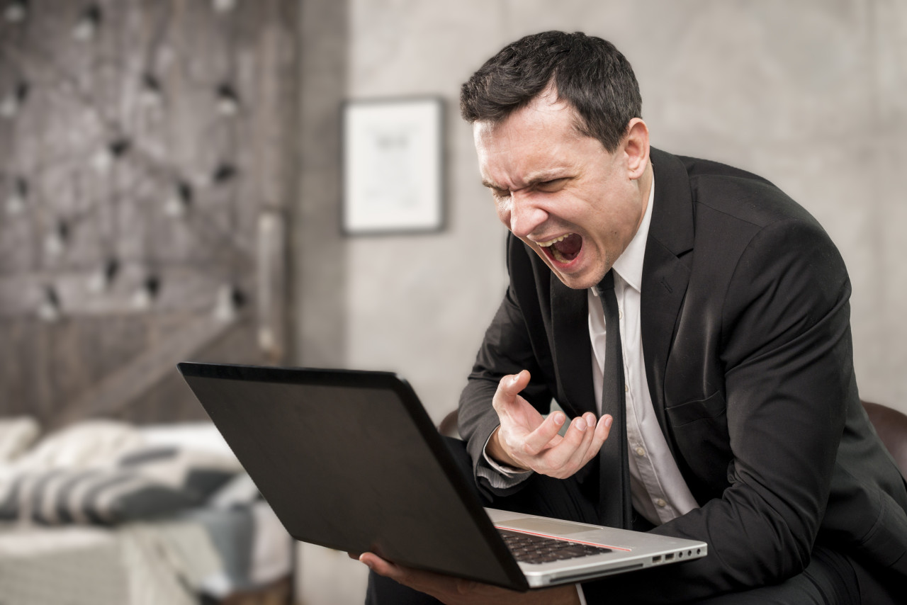 angry-businessman-yelling-laptop-home2